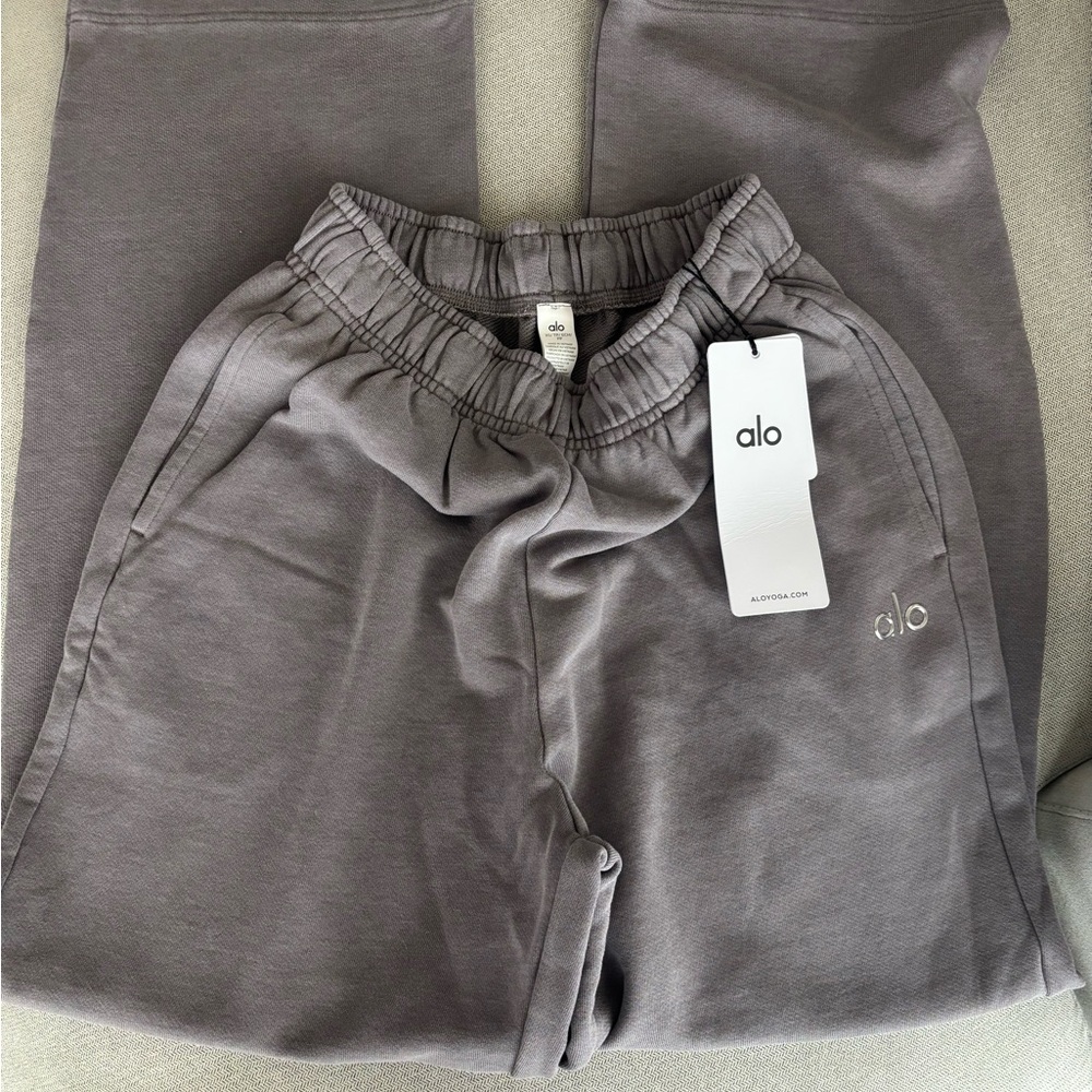ALO Yoga Accolade Straight Leg Sweatpant Sz. XS Color Grey Wash NWT - Picture 3 of 6